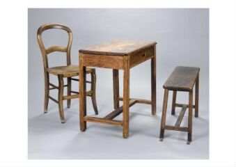 1 vue  - Table en bois, rectangulaire ; meuble de cellule des bénédictines de Notre-Dame du calvaire   (ouvre la visionneuse)