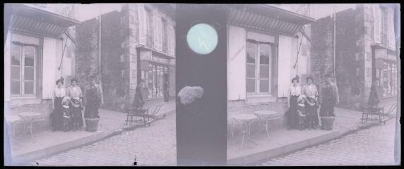 1 vue  - Landerneau. - Homme, Femmes et enfants à la terrasse du café parisien (ouvre la visionneuse)