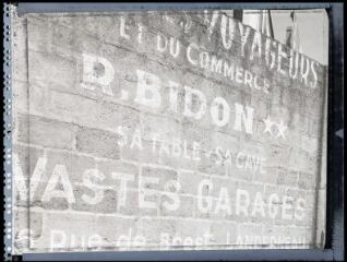 1 vue  - Mur, rue des Ecossais avec publicité pour l’hôtel Bidon (ouvre la visionneuse)