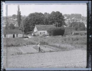 1 vue  - Jean Tréguer travaille encore le jardin devant la maison où il a passé toute son enfance (ouvre la visionneuse)