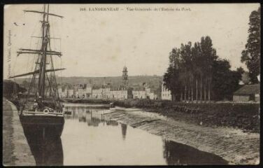 1 vue  - Landerneau. - Vue générale de l\'entrée du port avec en second plan le quartier Saint-Thomas (ouvre la visionneuse)