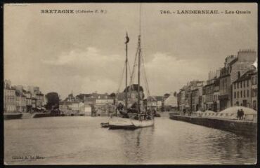 1 vue  - Landerneau. - Un voilier dans le port avec vue sur la ville (ouvre la visionneuse)