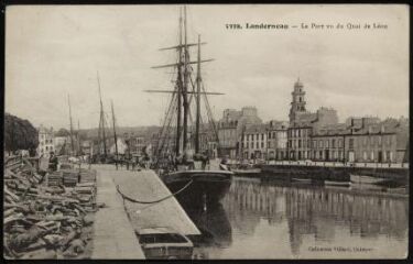 1 vue  - Landerneau. - Le port vu du quai de Léon, déchargement de bois (ouvre la visionneuse)