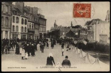 1 vue  - Landerneau. - Vue d\'une foule regroupée sur le quai Saint-Houardon (ouvre la visionneuse)