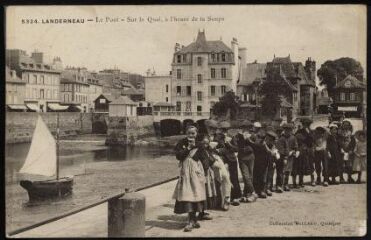 1 vue  - Landerneau. - Un groupe d\'enfants déjeunant sur le quai de Cornouaille (ouvre la visionneuse)