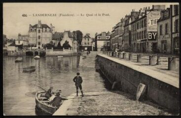1 vue  - Landerneau. - Le quai de Cornouaille et le pont de Rohan avec en premier plan des enfants dans une barque (ouvre la visionneuse)