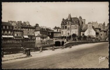 1 vue  - Landerneau. - Vue des quais et du pont de Rohan prise du quai de Cornouaille (ouvre la visionneuse)