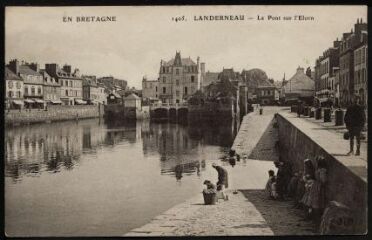 1 vue  - Landerneau. - Vue sur le pont de Rohan et les quais avec en second plan des lavandières et des enfants (ouvre la visionneuse)