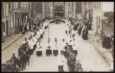 1 vue  - Enterrement de l\'abbé Joseph Fleury en 1913, à l\'église Saint-Houardon (ouvre la visionneuse)