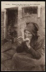 1 vue  - Dame âgée de la Roche-Maurice fumant la pipe (ouvre la visionneuse)