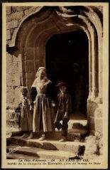 1 vue  - Batz-sur-Mer. - 3 enfants devant la chapelle de Kervalet (ouvre la visionneuse)