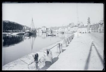 1 vue  - Landerneau.- Vue d\'ensemble du port avec bateaux, quai de Cornouaille, bittes d\'amarrages, clocher de St Thomas (ouvre la visionneuse)