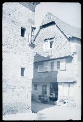 1 vue  - Landerneau.- Maison à pan de bois, rue Saint-Thomas, face à la vierge Notre-Dame de Rumengol (ouvre la visionneuse)
