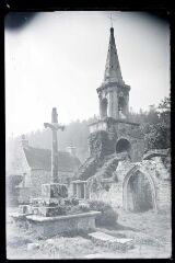 1 vue  - La Roche Maurice.- Chapelle de Pont-Christ avec Calvaire (ouvre la visionneuse)