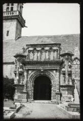 1 vue  - Ploudiry.- Porche de l\'église Saint-Pierre à Ploudiry avec sa voûte en plein cintre (ouvre la visionneuse)