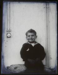 1 vue  - Portrait d\'un jeune garçon en tenue de marin (ouvre la visionneuse)