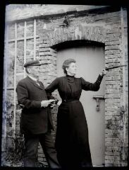 1 vue  - Un homme et une femme tenant un pistolet. Il s\'agirait de Louise Radiguet et Prudent Gayet (ouvre la visionneuse)