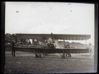 1 vue  - Fête de l\'aviation de 1912, décollage d\'un avion (ouvre la visionneuse)
