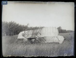 1 vue  - Fête de l\'aviation de 1912, avion écrasé dans un champ (ouvre la visionneuse)