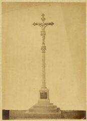 1 vue  - Ploudalmézeau. - Croix du cimetière, érigé par Yan Larhantec (ouvre la visionneuse)