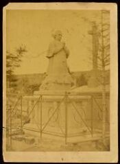 1 vue  - Sculpture tombale, religieux à genoux les mains jointes cimetière, Jean Sibiril Décédé à Landivisiau en 1881 (ouvre la visionneuse)