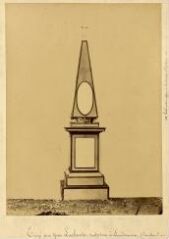 1 vue  - Pierre tombale vierge forme pyramidale croix tout en haut, érigé par Yan Larhantec (ouvre la visionneuse)