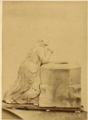 1 vue  - Sculpture, femme à genoux les mains jointes, devant un puits (ouvre la visionneuse)