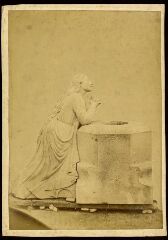 1 vue  - Sculpture, femme à genoux les mains jointes, devant un puits (ouvre la visionneuse)