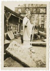 1 vue  - Sculpture de Saint Houardon avec une mitre et une crosse, François Larhantec (ouvre la visionneuse)