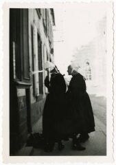1 vue  - Deux femmes âgées en costume noir et coiffe (ouvre la visionneuse)