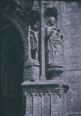 1 vue  - Le Folgoët. - Détail du porche de la basilique Notre-Dame du Folgoët, deux statues sculptées en pierre) (ouvre la visionneuse)