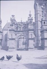1 vue  - Saint Thégonnec. - Eglise (clocher) et porte triomphale (à droite) (ouvre la visionneuse)