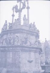 1 vue  - Plougonven. - Calvaire de l\'église Saint-Yves, sculpté par Yan Larhantec (ouvre la visionneuse)