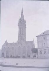 1 vue  - Saint-Pol-de-Léon.- Chapelle Notre Dame Du Kreisker, vue depuis la place Michel Colombe (ouvre la visionneuse)
