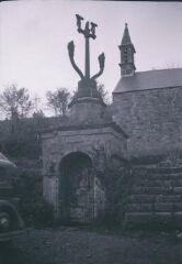 1 vue  - Irvillac.- Vue de face de la fontaine/calvaire Notre-Dame, chapelle en arrière plan (ouvre la visionneuse)