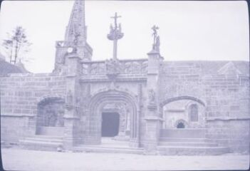 1 vue  - La Martyre.- Porte triomphale, enclos paroissial de l\'église St Salomon (ouvre la visionneuse)