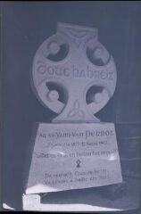 1 vue  - Pierre tombale de l\'abbé Jean-Marie Perrot, né le 3 septembre 1877 et mort le 12 décembre 1943, recteur de Scrignac (ouvre la visionneuse)