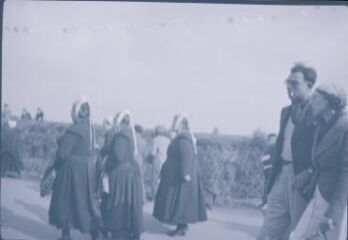 1 vue  - Fête bretonne, personnes âgées avec costume traditionnel (ouvre la visionneuse)