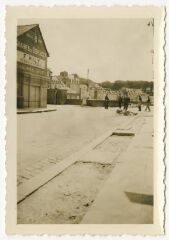 1 vue  - Photographie prise le 19 juin 1940, croisement de la rue de la Tour d\'Auvergne et de la rue du Pont (ouvre la visionneuse)