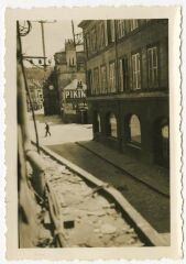 1 vue  - Photographie prise d\'un immeuble à l\'entrée de la place du marché le 19 juin 1940 (ouvre la visionneuse)
